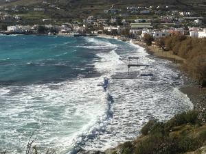 Παρασκευή 23/03/2018 , ο Νοτιοδυτικός (Γαρμπής) αγριεμένος. \nΈ , και...με οτι καιρό...με όσο καιρό...με κάθε καιρό...λατρεμένος και μοναδικός Φοίνικας !\nΠρωταγωνιστεί στις ομορφιές της Σύρας μας !